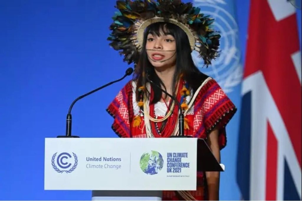 Txai Suruí, única brasileira discursando durante a abertura da COP26